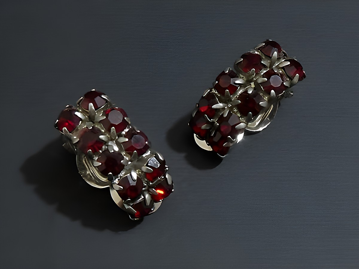 Strass Ohrclips in galantem Design, rubinrot und silberfarben, Hersteller Juwelier Harnisch, elegantes Schmuckstück für besondere Anlässe.