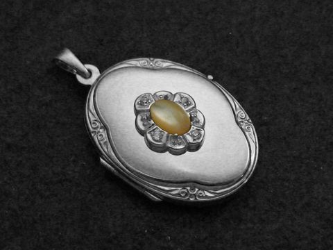 Medaillon aus Sterling Silber mit einem Perlmutt Cabochon und Brillanten in dekorativem Design, hergestellt von Juwelier Harnisch, ideal für eine stilvolle Ergänzung Ihrer Schmuckkollektion.