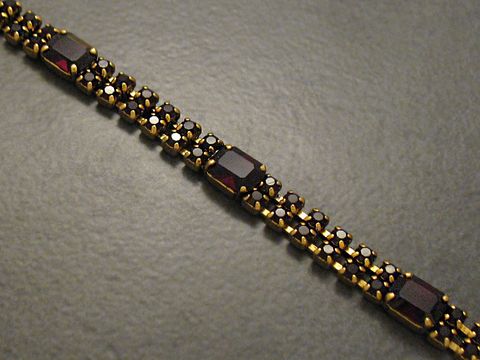 Strass Armband in dunkelrot, verziert mit goldfarbenen Elementen, eine elegante Ergänzung für jedes Outfit, Hersteller Juwelier Harnisch, Größe 19-22 cm, traumhaftes Design.