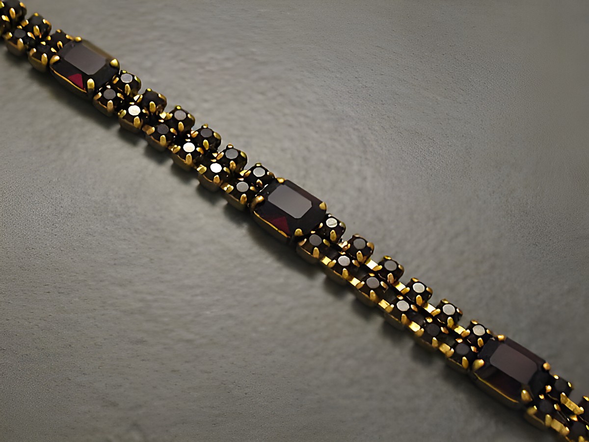 Strass Armband in dunkelrot, verziert mit goldfarbenen Elementen, eine elegante Ergänzung für jedes Outfit, Hersteller Juwelier Harnisch, Größe 19-22 cm, traumhaftes Design.
