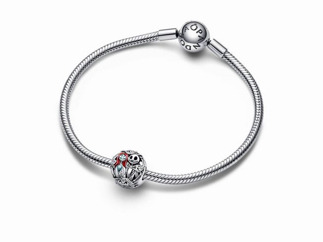 Ein Sterling Silberarmband von Pandora mit einem charm aus der Disney x Pandora Kollektion, inspiriert von Nightmare Before Christmas, verziert mit bunten Emaille-Details.