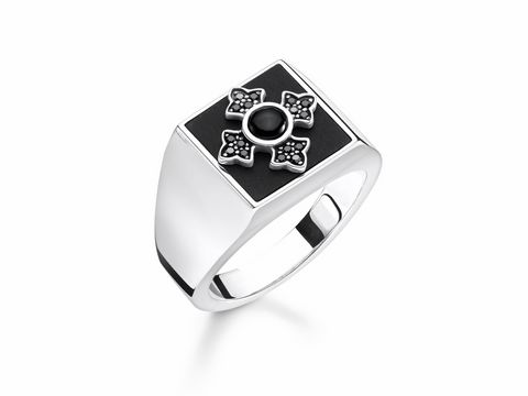 Herrenring von Thomas Sabo in Größe 62, Modell TR2209-641-11-62, aus Silber mit schwarzem Onyx sowie dekorativem Kreuzdesign. Stilvolles Accessoire für den modebewussten Mann.