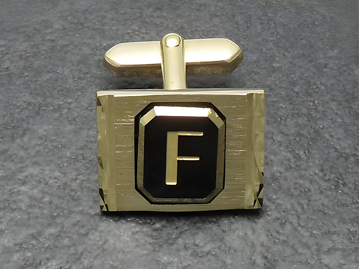 Vergoldete Manschettenknöpfe mit Initialen F, Hersteller Juwelier Harnisch, edles Design und elegante Optik, perfekt für formelle Anlässe und stilvolle Auftritte.