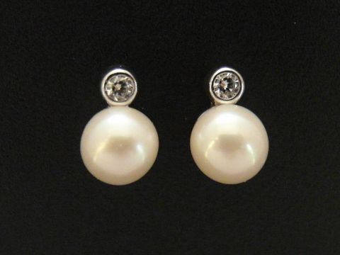 Ohrstecker aus Sterling Silber rhodiniert mit Zirkonia und einer weißen Zuchtperle, ideal für elegante Anlässe, Hersteller Juwelier Harnisch, Perlen Ohrringe.