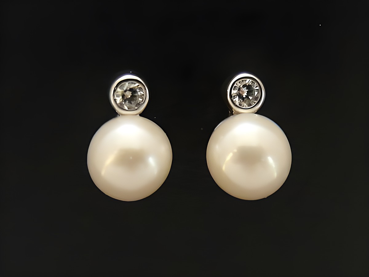 Ohrstecker aus Sterling Silber rhodiniert mit Zirkonia und einer weißen Zuchtperle, ideal für elegante Anlässe, Hersteller Juwelier Harnisch, Perlen Ohrringe.