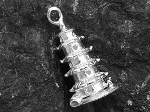 Pagoda mit Buddha-Anhänger aus Sterling Silber, gefertigt vom Juwelier Harnisch, detailreiche Ausführung mit verschiedenen Motiven. Ideal als dekorativer Schmuck oder Geschenkartikel.
