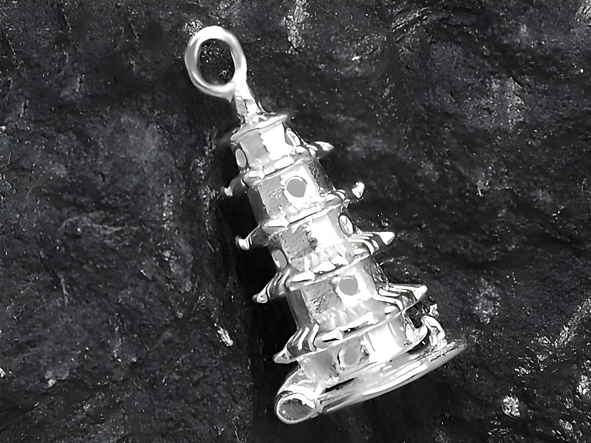Pagoda mit Buddha-Anhänger aus Sterling Silber, gefertigt vom Juwelier Harnisch, detailreiche Ausführung mit verschiedenen Motiven. Ideal als dekorativer Schmuck oder Geschenkartikel.