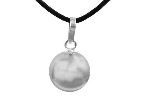 Polierte Klangkugel aus dem Material Elfen Klang in einem Durchmesser von 2 cm, befestigt an einem schwarzen Band, hergestellt von Juwelier Harnisch. Ideal für harmonische Klänge und Designs.