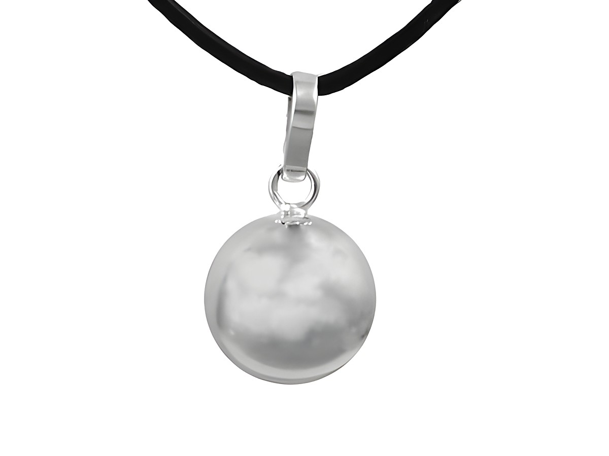 Polierte Klangkugel aus dem Material Elfen Klang in einem Durchmesser von 2 cm, befestigt an einem schwarzen Band, hergestellt von Juwelier Harnisch. Ideal für harmonische Klänge und Designs.