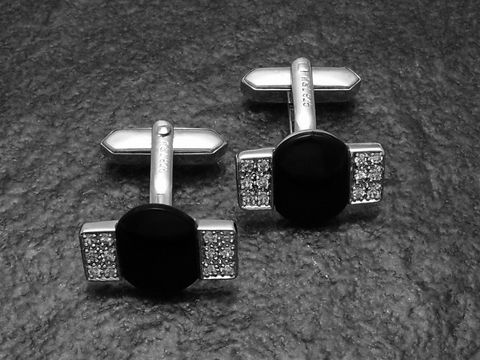 Manschettenknöpfe aus 925 Sterling Silber mit echtem Onyx und funkelnden Steinbesätzen, hergestellt von Juwelier Harnisch, elegantes Accessoire für besondere Anlässe.