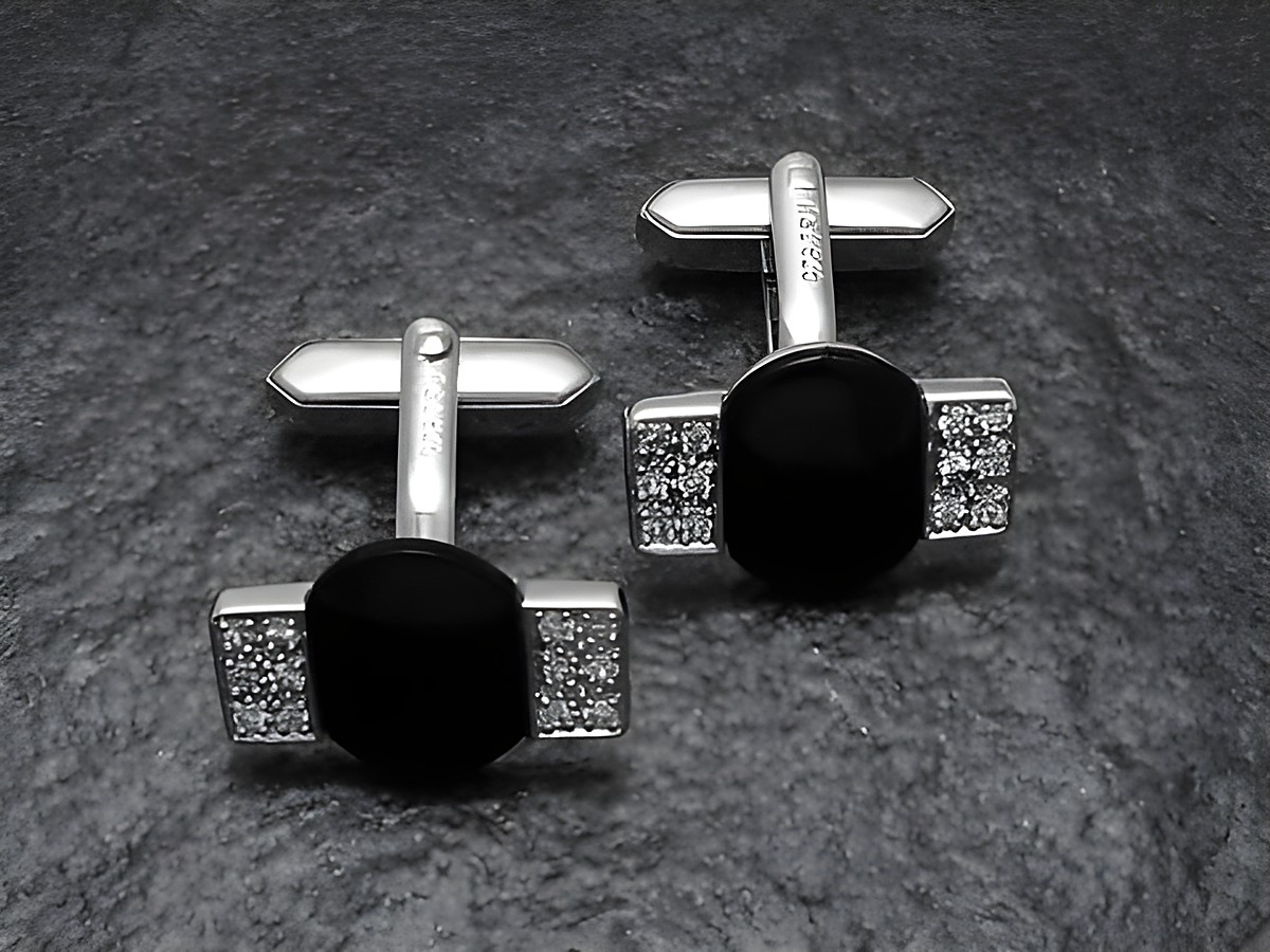 Manschettenknöpfe aus 925 Sterling Silber mit echtem Onyx und funkelnden Steinbesätzen, hergestellt von Juwelier Harnisch, elegantes Accessoire für besondere Anlässe.