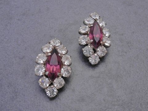 Strass Ohrclips in glamourösem Design, kombiniert aus weißen und lilafarbenen Strasssteinen, hergestellt von Juwelier Harnisch, perfekt für elegante Anlässe.