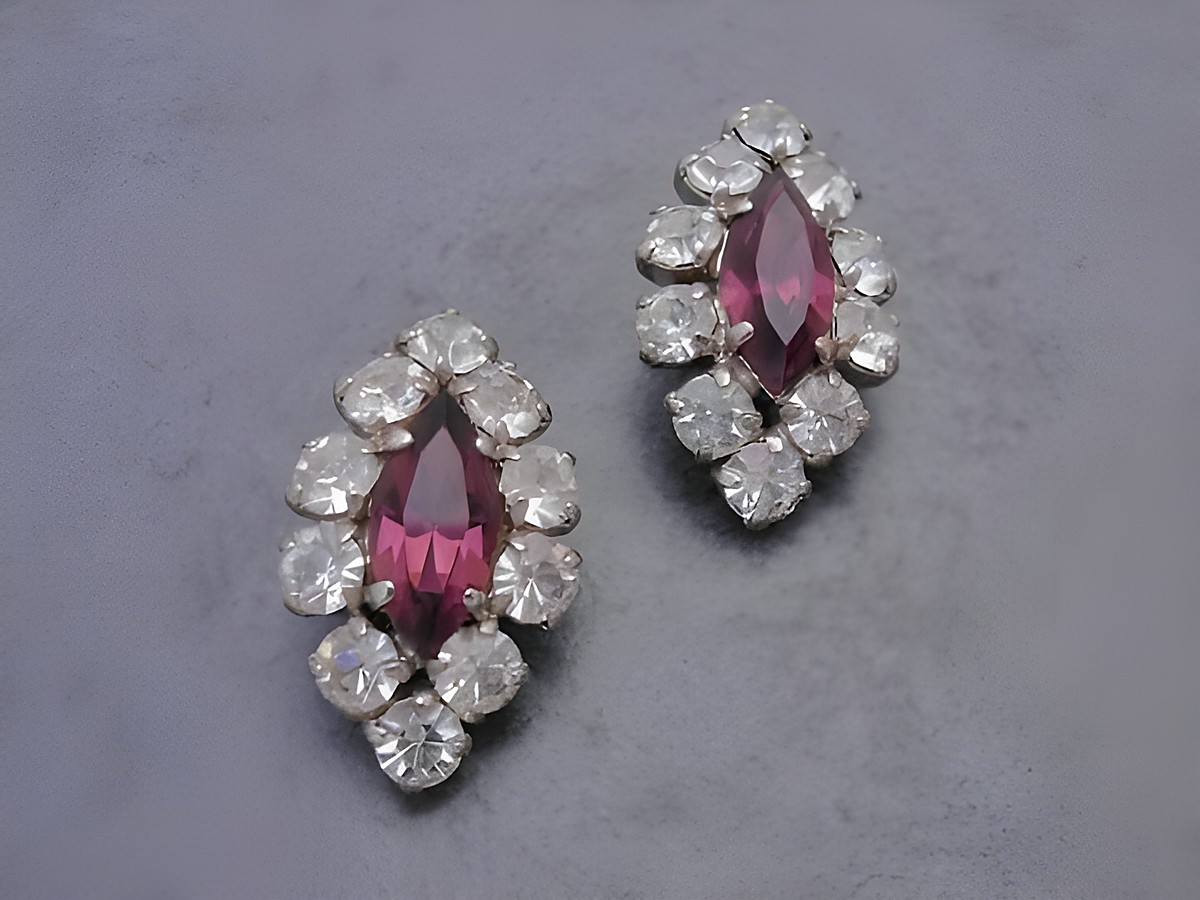 Strass Ohrclips in glamourösem Design, kombiniert aus weißen und lilafarbenen Strasssteinen, hergestellt von Juwelier Harnisch, perfekt für elegante Anlässe.