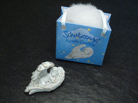 Schutzengel mit Geschenktasche liegend rechts von Juwelier Harnisch für Weihnachten, detailreiche Figur in sanften Farben und einer dekorativen Box.