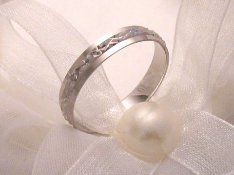Trauring Ehering WHITE LIVELY aus 333 Weißgold, Größe 56/17,8, mit einem eleganten und feinen Design auf einem satinartigen Untergrund mit einer Perle. Hersteller Juwelier Harnisch.
