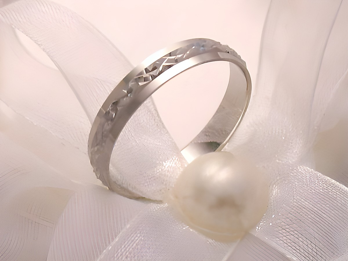 Trauring Ehering WHITE LIVELY aus 333 Weißgold, Größe 56/17,8, mit einem eleganten und feinen Design auf einem satinartigen Untergrund mit einer Perle. Hersteller Juwelier Harnisch.