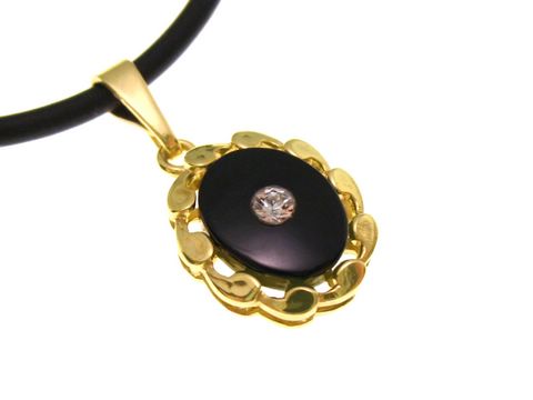 Ovaler goldener Anhänger mit Onyx und Bergkristall, hergestellt von Juwelier Harnisch, elegant und stilvoll, perfekt für besondere Anlässe.