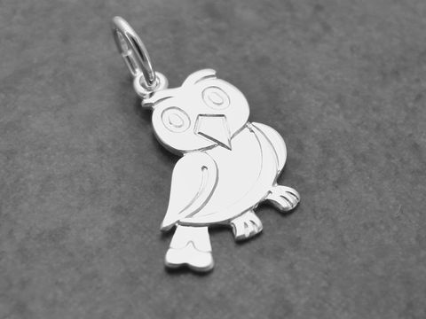 Silber Anhänger - Eule - tierisch - teilmattiert, Hersteller: Juwelier Harnisch, dargestellt in einer minimalistischen Form mit großen Augen und einem freundlichen Ausdruck.