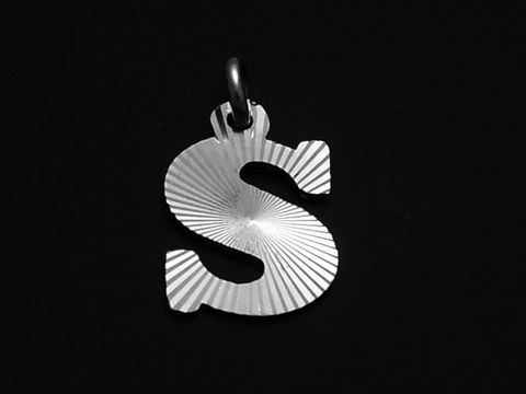Sterling Silber Buchstaben Anhänger mit Diamantschliff in Form des Buchstabens S, hergestellt von Juwelier Harnisch, glänzende Oberfläche und filigrane Linienstruktur.