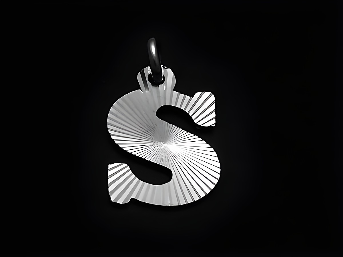 Sterling Silber Buchstaben Anhänger mit Diamantschliff in Form des Buchstabens S, hergestellt von Juwelier Harnisch, glänzende Oberfläche und filigrane Linienstruktur.