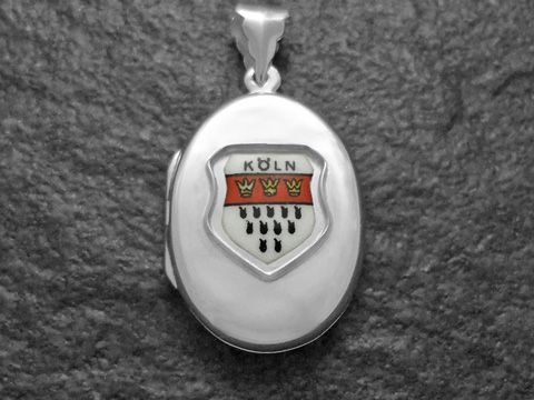 Köln Stadtwappen in einem silbernen Medaillon, Hersteller Juwelier Harnisch, Nordrhein-Westfalen. Das Wappen zeigt die Farben und Symbole der Stadt Köln.