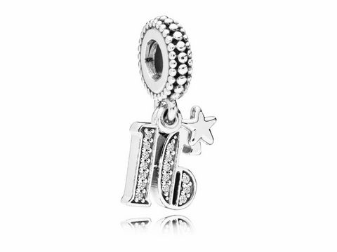 Silber Charm-Anhänger von Pandora mit der aufwendig gestalteten Zahl 16 und einem kleinen Anhänger in Form eines Sterns, ideal zur Feier von 16 Jahren der Liebe.