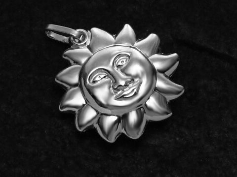 Sonne polierter Sterling Silber Anhänger im Design eines lächelnden Gesichts mit strahlenden Sonnenstrahlen, Hersteller Juwelier Harnisch, Sonne Mond Sterne.