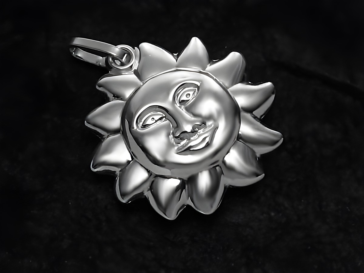 Sonne polierter Sterling Silber Anhänger im Design eines lächelnden Gesichts mit strahlenden Sonnenstrahlen, Hersteller Juwelier Harnisch, Sonne Mond Sterne.