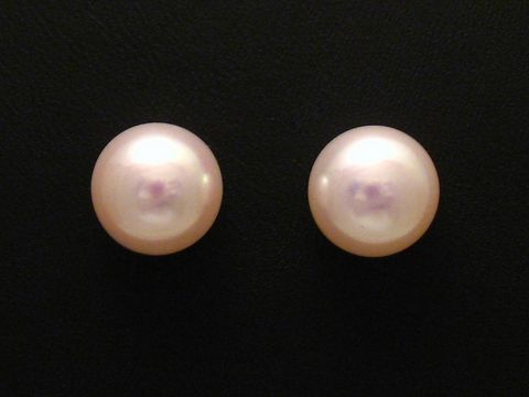 Ohrringe mit 10,2 mm Zuchtperle aus Gold 585, edel und zeitlos, hergestellt von Juwelier Harnisch, perfekte Ergänzung für stilvolle Outfits. Elegante Perlen Ohrringe für jeden Anlass.