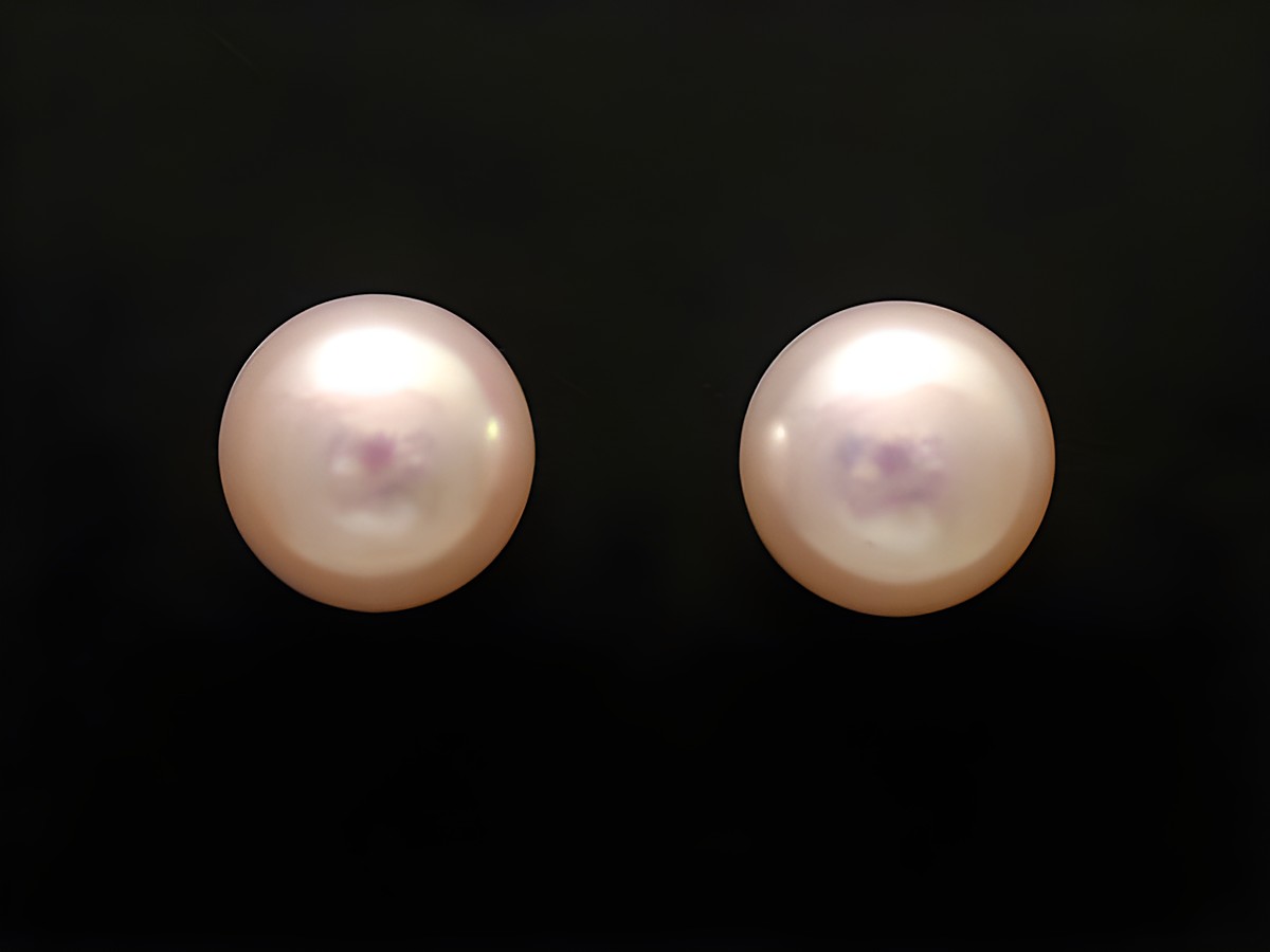 Ohrringe mit 10,2 mm Zuchtperle aus Gold 585, edel und zeitlos, hergestellt von Juwelier Harnisch, perfekte Ergänzung für stilvolle Outfits. Elegante Perlen Ohrringe für jeden Anlass.