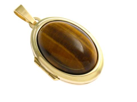 Tigerauge Cabochon in ovaler Form, umgeben von einer eleganten Gold 333 Fassung, Hersteller Juwelier Harnisch, hochwertiges Gold Medaillon aus der Top 10 Kollektion.