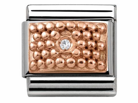 Das Bild zeigt das Nomination 430303 04 CLASSIC RELIEF aus Edelstahl und Roségold mit einer Struktur aus Punkten und einem funkelnden Stein in der Mitte.