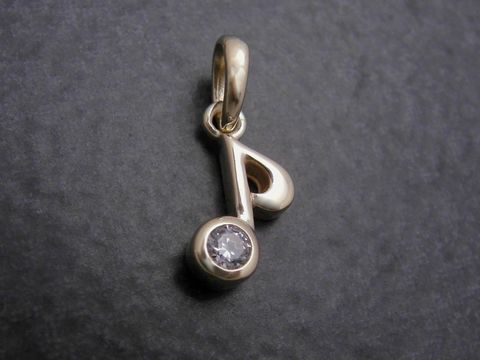 Gold Anhänger in Form einer Note für Musikfans, mit weißem Zirkonia, Hersteller: Juwelier Harnisch, ideal als Schmuckstück für Liebhaber der Musik.
