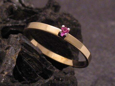 Goldring zart Gold 333 mit synth. Rubin Größe 52,5 Hersteller Juwelier Harnisch bis Größe 54/17,5. Elegantes Design und funkelnder Stein für besondere Anlässe.