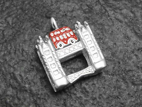 39867-0 Anhänger aus Sterling Silber mit der Tower Bridge und einem roten Bus, detailreiche Ausführung, von Juwelier Harnisch, ideal als modisches Accessoire mit London-Motiv.