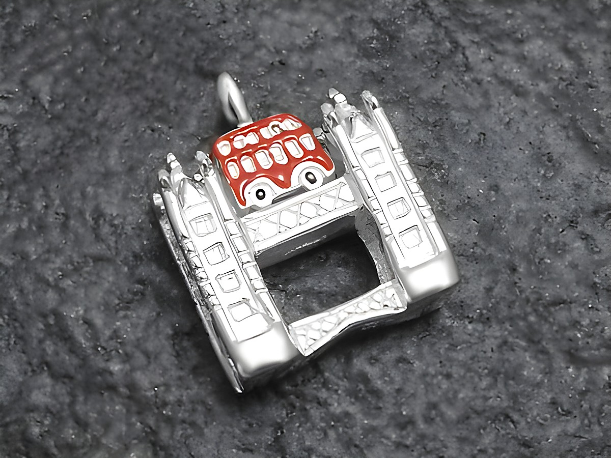 Anhänger aus Sterling Silber mit der Tower Bridge und einem roten Bus, detailreiche Ausführung, von Juwelier Harnisch, ideal als modisches Accessoire mit London-Motiv.