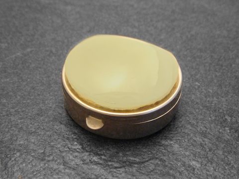 Multifunktionale Dose Halbrund grüner Stein, Hersteller Juwelier Harnisch, mit glänzendem, hellgrünem Stein, stilvolles Design, ideal für Aufbewahrung oder als Schmuckstück.