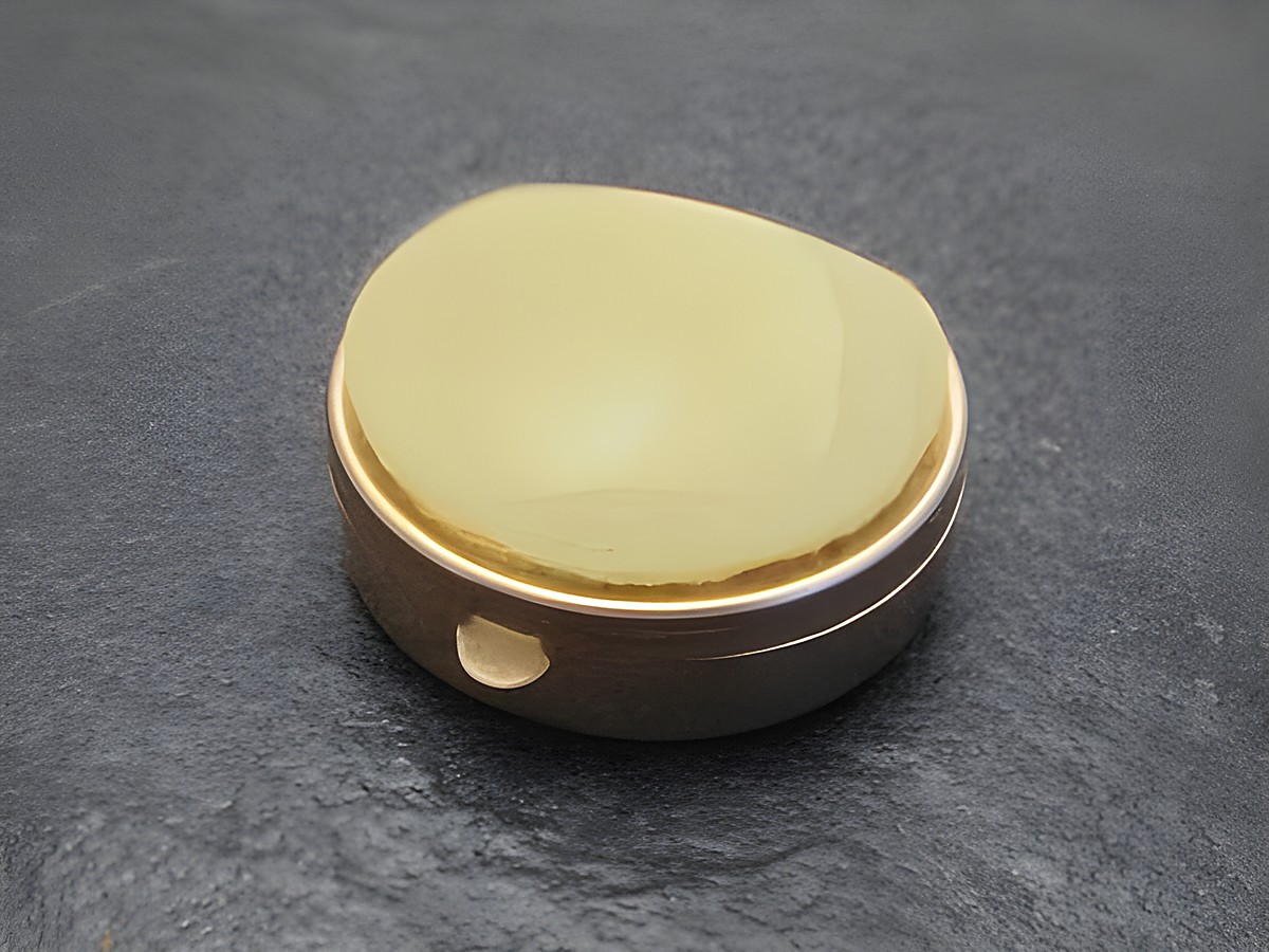 Multifunktionale Dose Halbrund grüner Stein, Hersteller Juwelier Harnisch, mit glänzendem, hellgrünem Stein, stilvolles Design, ideal für Aufbewahrung oder als Schmuckstück.
