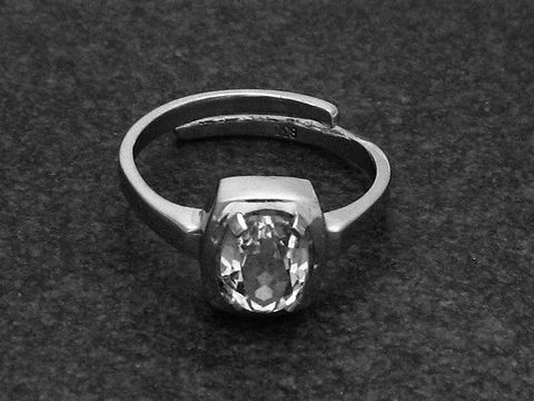 Silberring rho ELEGANT in verstellbarer Größe mit einem Bergkristall, rhodiniert, hergestellt von Juwelier Harnisch, schlichtes und zeitloses Design.