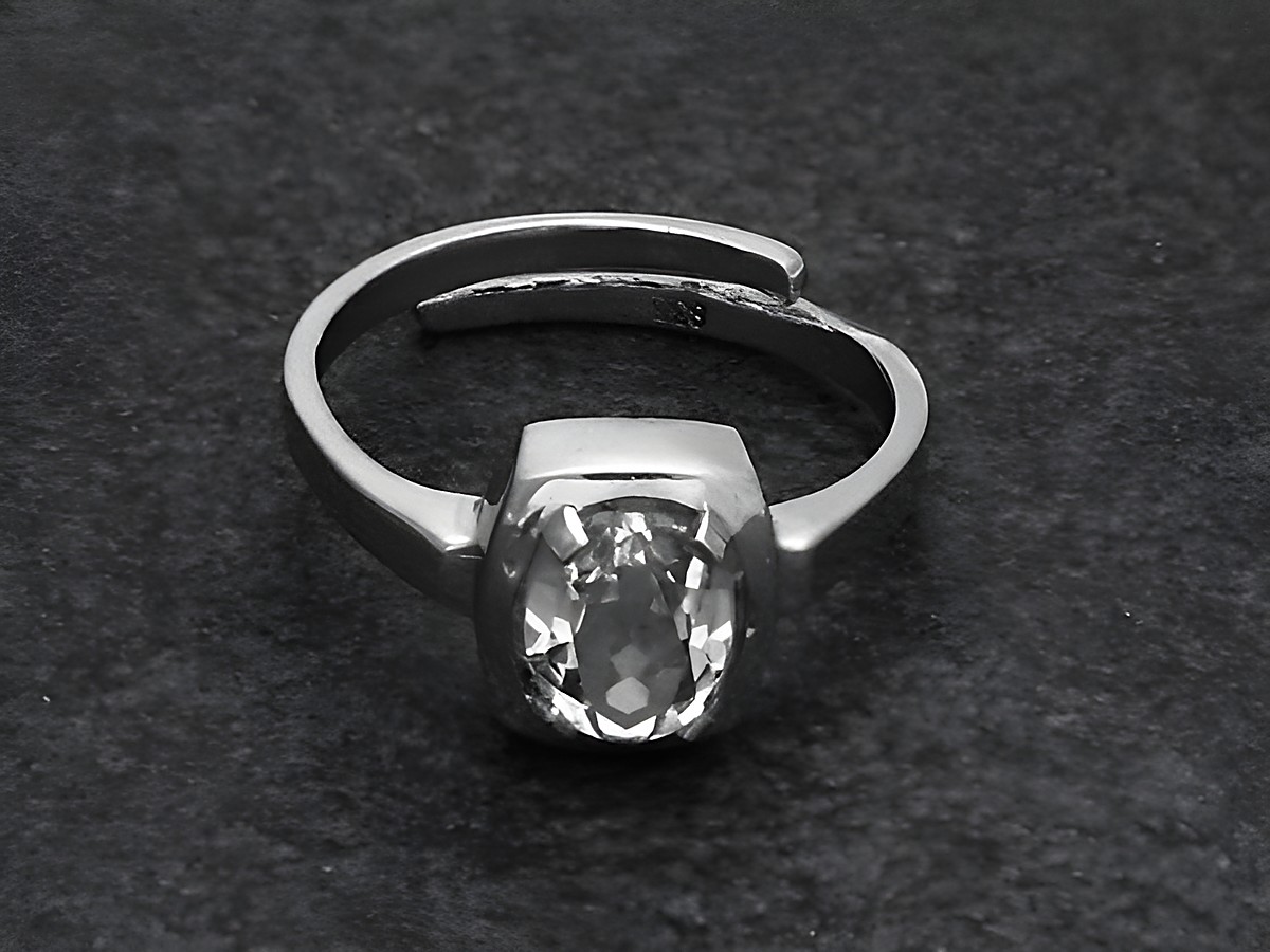 Silberring rho ELEGANT in verstellbarer Größe mit einem Bergkristall, rhodiniert, hergestellt von Juwelier Harnisch, schlichtes und zeitloses Design.