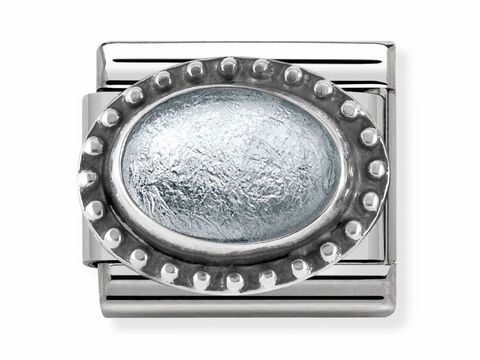 433050201-0 Der Silber Dublette mit Nietenrand zeigt ein ovales, glitzerndes Motiv in der Mitte, umgeben von einem dekorativen Rand aus Nieten, gefertigt von Nomination, Silvershine.