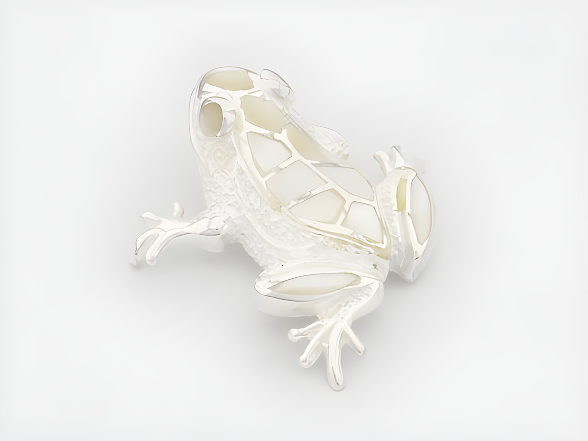 Frosch Anhänger aus Sterling Silber mit fabelhaftem Perlmutt, hergestellt von Juwelier Harnisch, perfekt für Tierliebhaber.