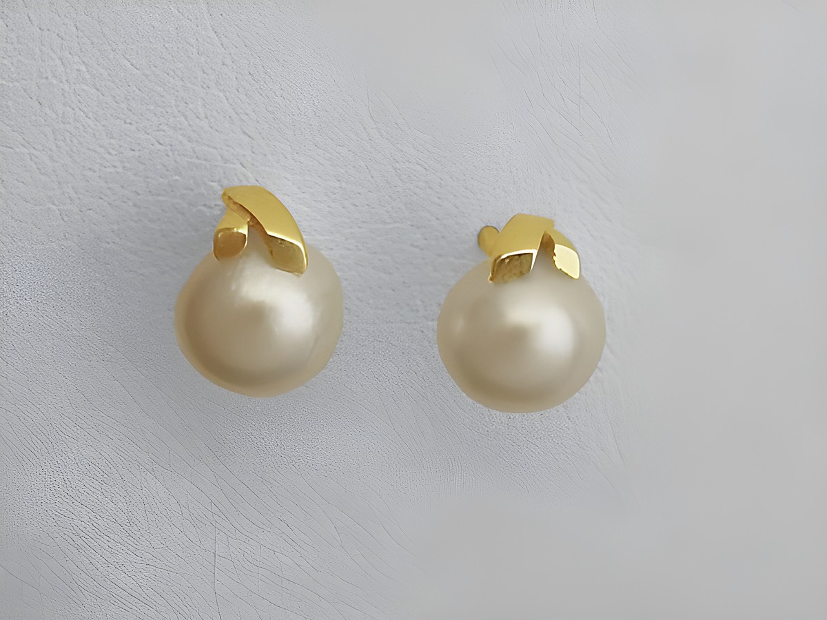 Gold Ohrringe Stecker mit Süßwasser Zuchtperlen in 585 Gold, hochwertig verarbeitet vom Juwelier Harnisch. Elegantes Design für jeden Anlass.