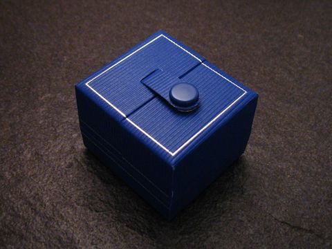 Geschenkschachtel DELUX in Blau für einen Ring, Hersteller Juwelier Harnisch, 5 cm groß, elegant gestaltet mit dezenten Linien und einem praktischen Verschluss. Ideal zum Verschenken.
