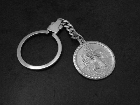 Silberner Schlüsselanhänger mit dem Motiv des Schutzpatrons Christophorus, gefertigt von Juwelier Harnisch, aus echtem Silber, hochwertig und detailreich gestaltet.