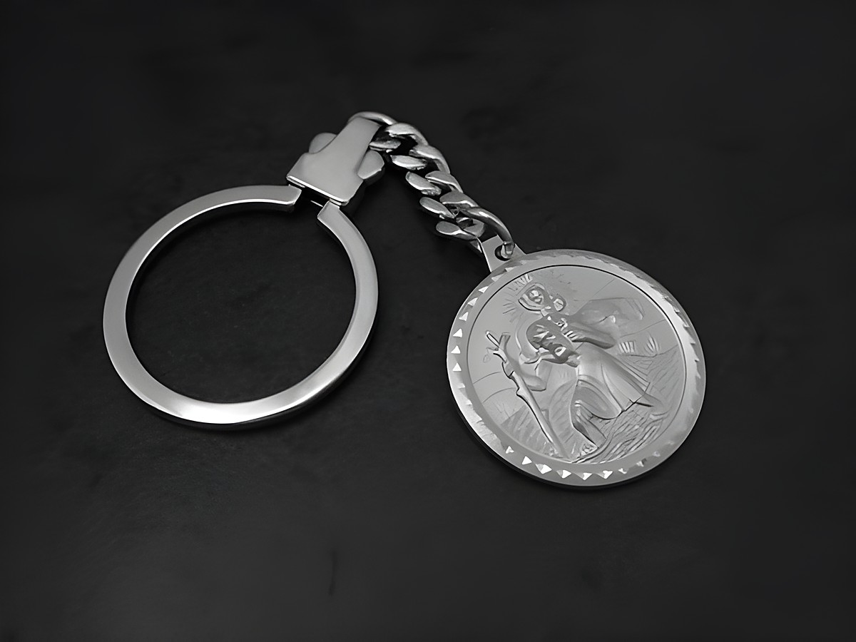 Silberner Schlüsselanhänger mit dem Motiv des Schutzpatrons Christophorus, gefertigt von Juwelier Harnisch, aus echtem Silber, hochwertig und detailreich gestaltet.