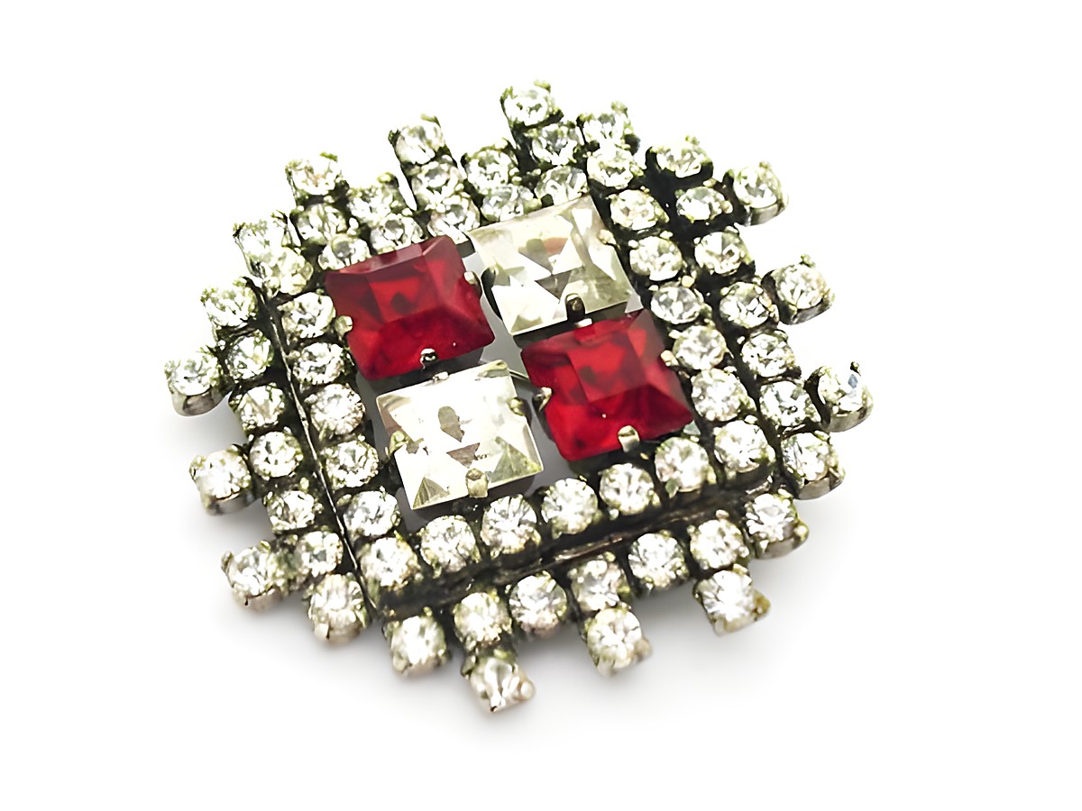 Strass Brosche rund in Rot und Weiß, gefasst, neu, Hersteller: Juwelier Harnisch, mit quadratischen roten und klaren Steinen, umgeben von kleinen, glitzernden Strasssteinen.