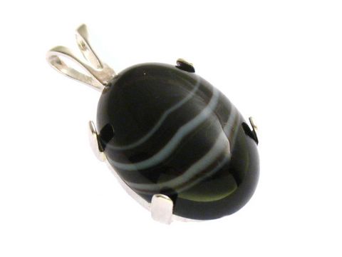37158-0 Schwarzer Sardonyx Cabochon in ovaler Form, gefasst in hochwertigem Sterling Silber, stilvoller Anhänger von Juwelier Harnisch, ideal für besondere Anlässe oder den Alltag.