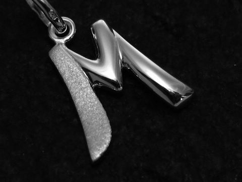 Buchstabenanhänger M teilmattiert aus Sterling Silber, hergestellt von Juwelier Harnisch, elegant und modern gestaltet, ideal für persönliche Schmuckstücke oder Geschenke.