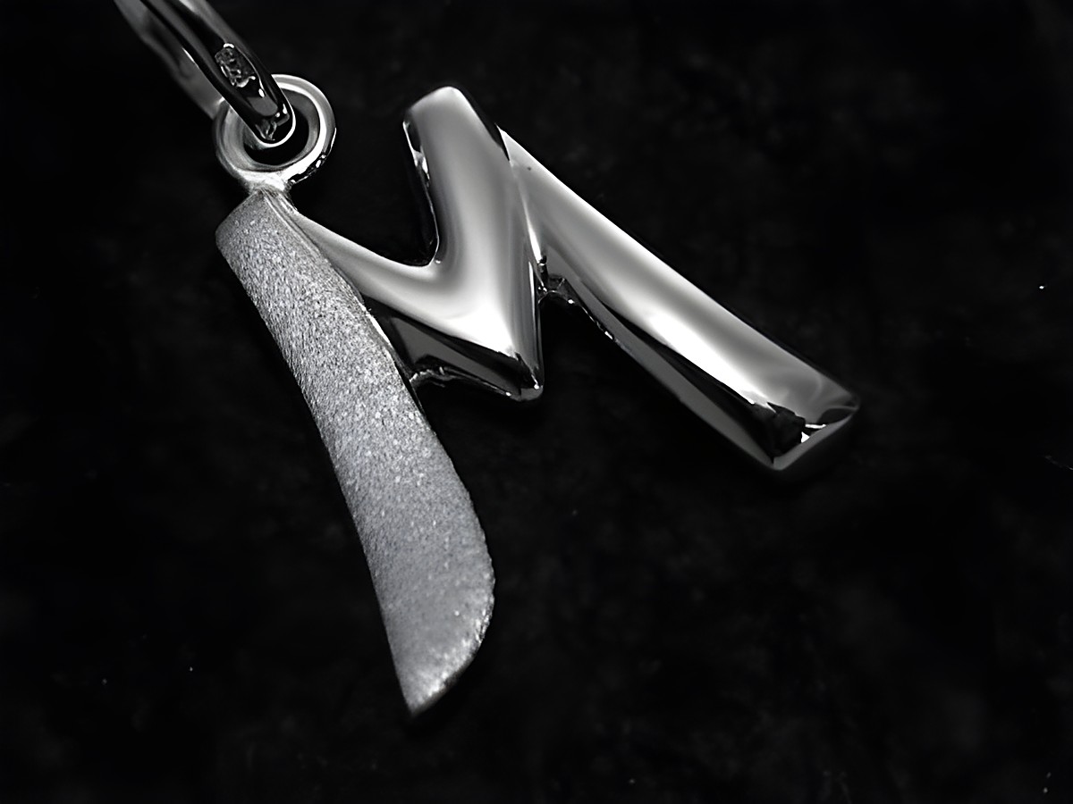 Buchstabenanhänger M teilmattiert aus Sterling Silber, hergestellt von Juwelier Harnisch, elegant und modern gestaltet, ideal für persönliche Schmuckstücke oder Geschenke.